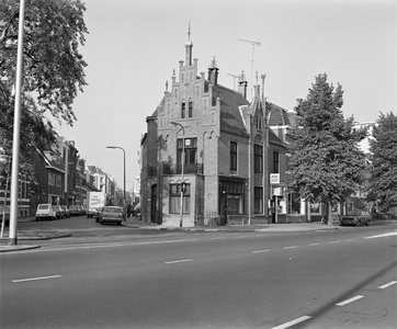 855860 Gezicht in de Mgr. van de Weteringstraat te Utrecht, vanaf de Biltstraat, met rechts enkele huizen aan de ...